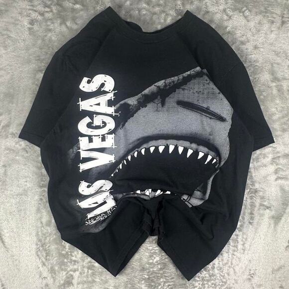 Mandalay Bay Las Vegas Black Big Print Shark Graphic T-shirt Size Medium - Picture 1 of 6